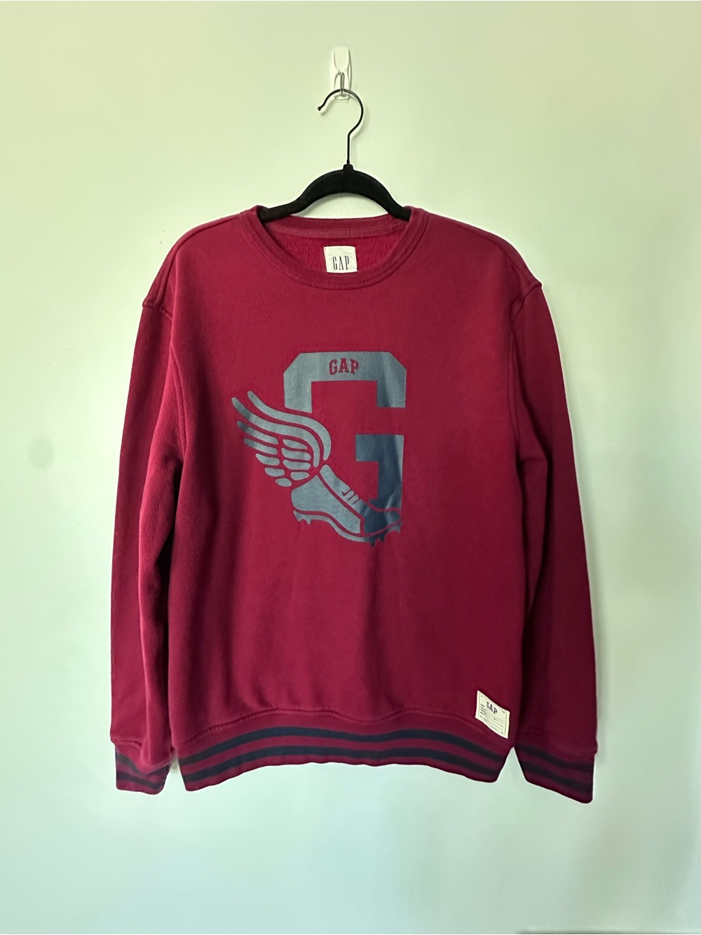 GAP Men's Burgundy y2k Crewneck with Gray Graphic